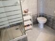 Koupelna Vis, Koupelna v ubytování typu studio-apartment, domácí mazlíčci povoleni a WiFi.