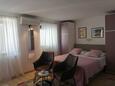 Ložnice Vis, Ložnice v ubytování typu studio-apartment, s klimatizací, domácí mazlíčci povoleni a WiFi.