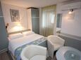 Bedroom Vis, Bedroom in the studio-apartment, air condition available, (pet friendly) and WiFi.