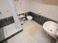 Bathroom Vis, Bathroom in the studio-apartment, (pet friendly) and WiFi.