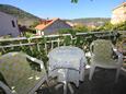 Balkon Vis, Balkon v ubytování typu studio-apartment, s výhledem na moře, domácí mazlíčci povoleni a WiFi.