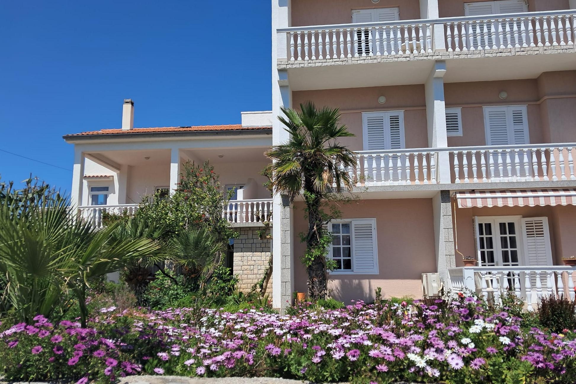 Enosobni apartma S teraso in pogledom na morje Rab  A-a