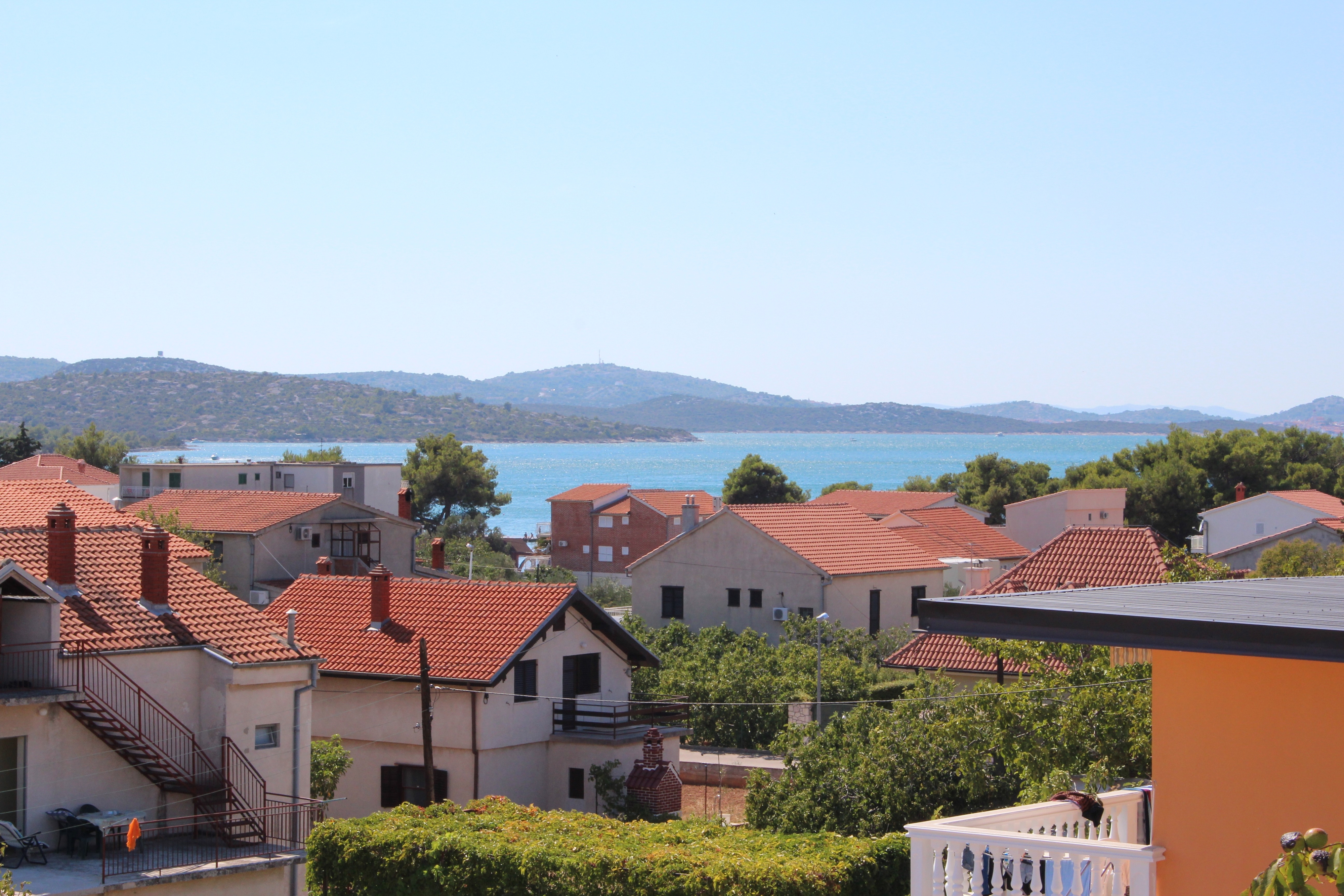 Studio apartman s terasom i pogledom na more Pirovac, Šibenik  AS-b