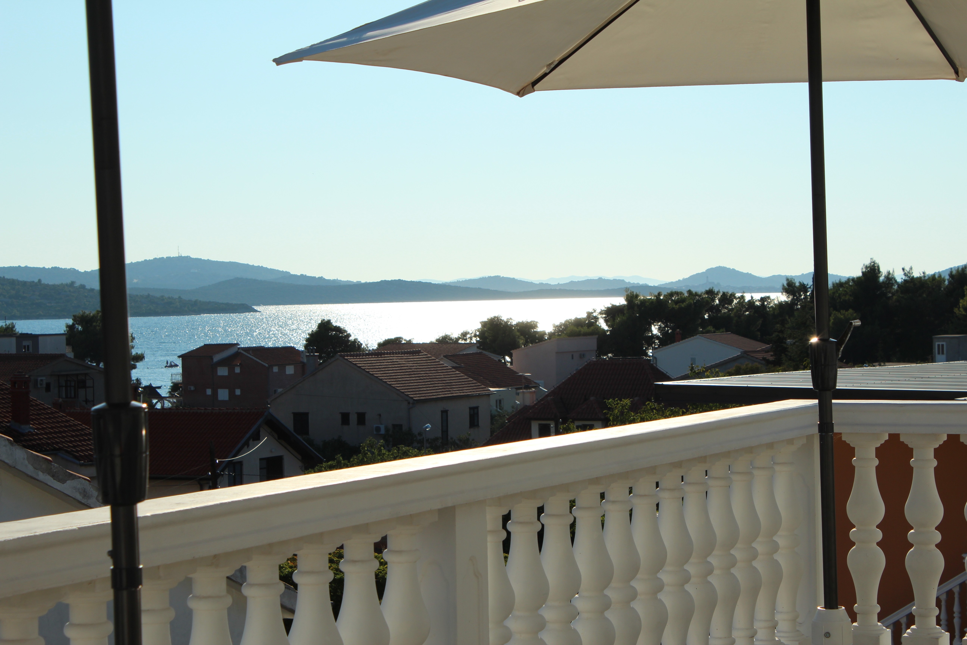 Studio apartman s terasom i pogledom na more Pirovac, Šibenik  AS-b