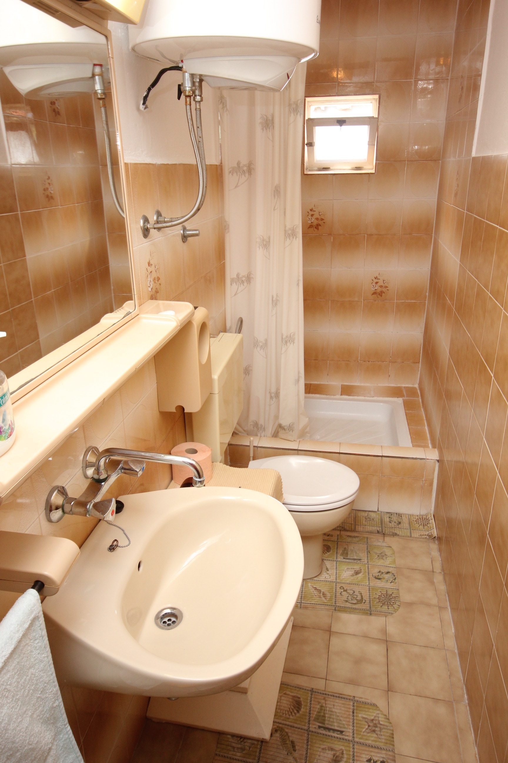 Three bedroom apartment with terrace Vis  A-b