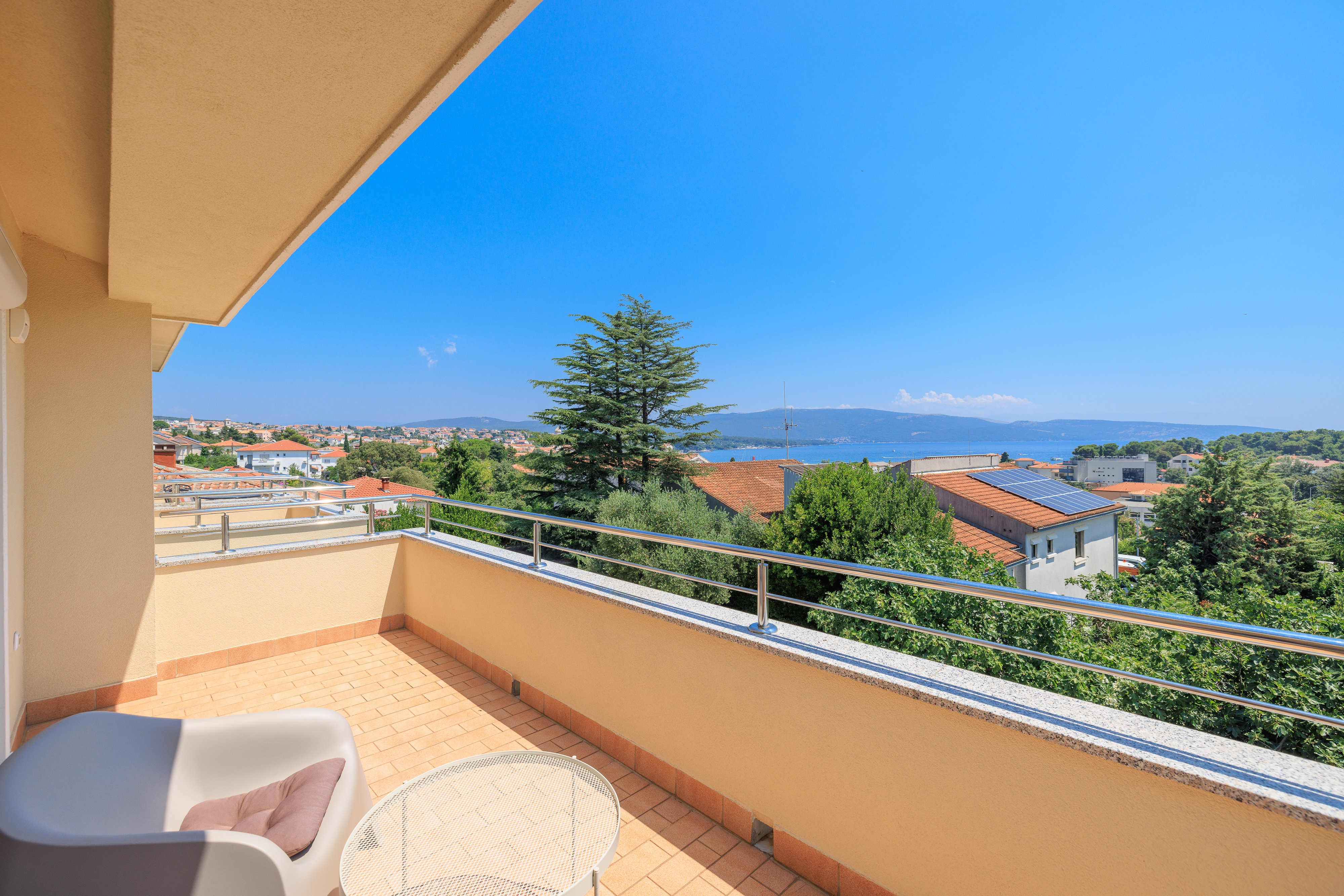 Jednosobni apartman s terasom i pogledom na more Krk  A-a