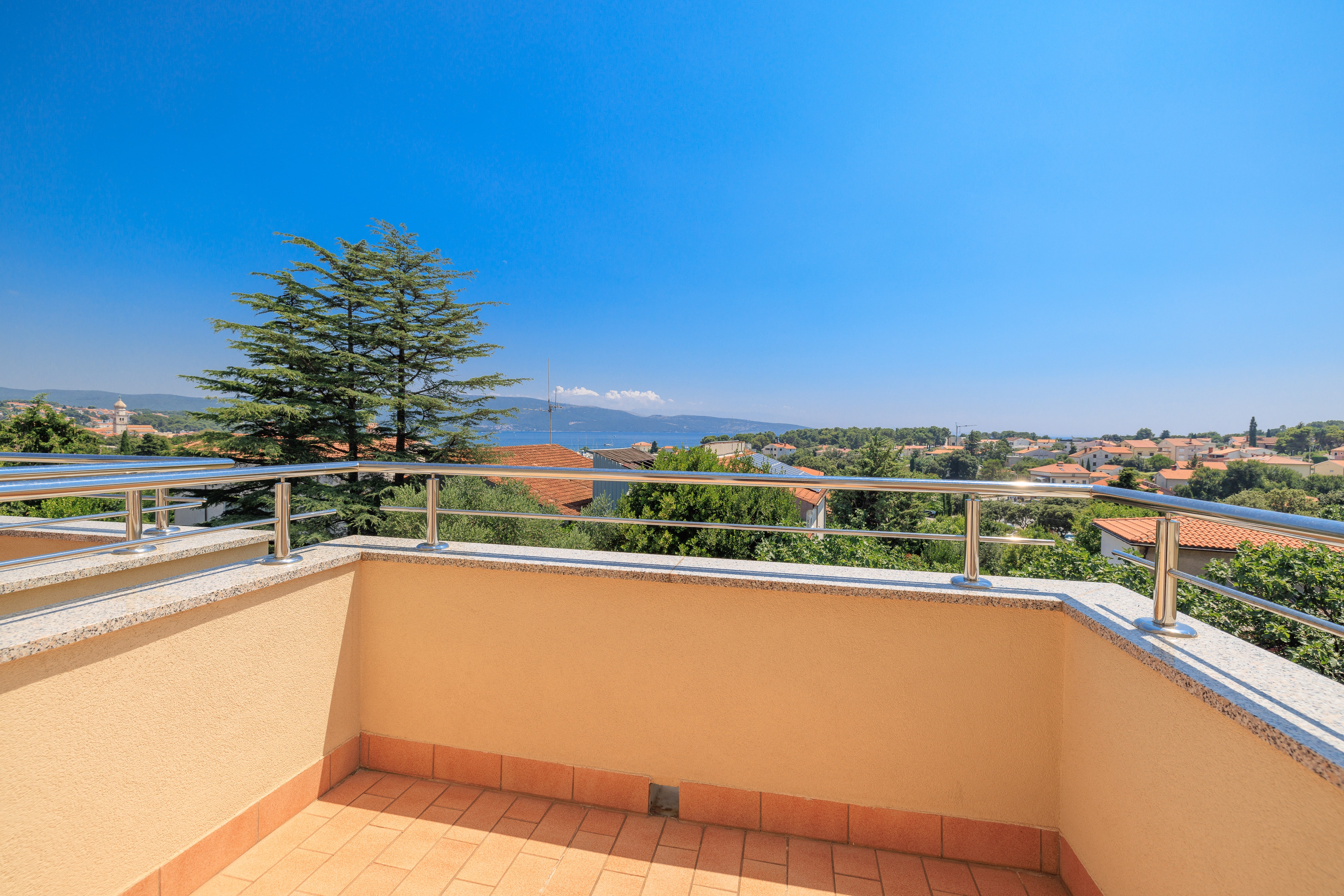 Jednosobni apartman s balkonom i pogledom na more Krk  A-b