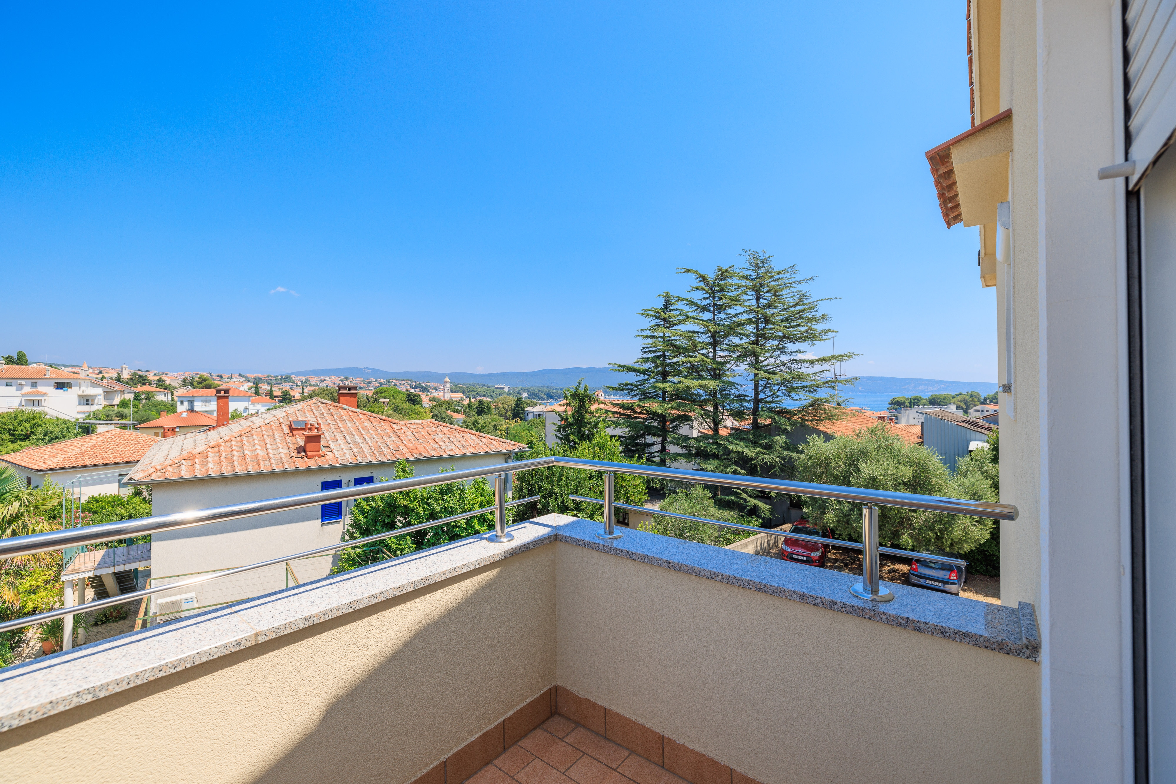 Jednosobni apartman s balkonom i pogledom na more Krk  A-b