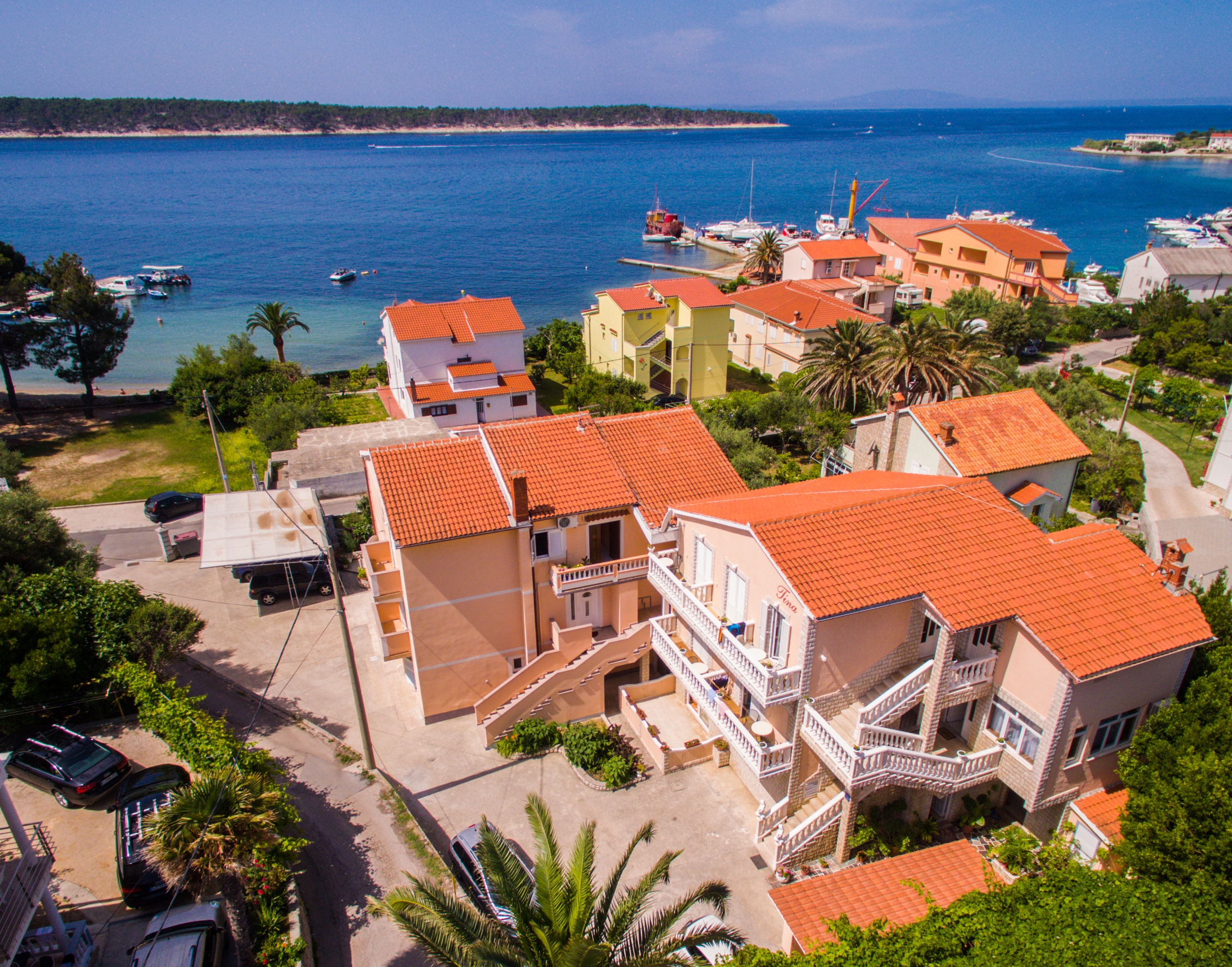 Jednosobni apartman s balkonom i pogledom na more Banjol, Rab  A-b