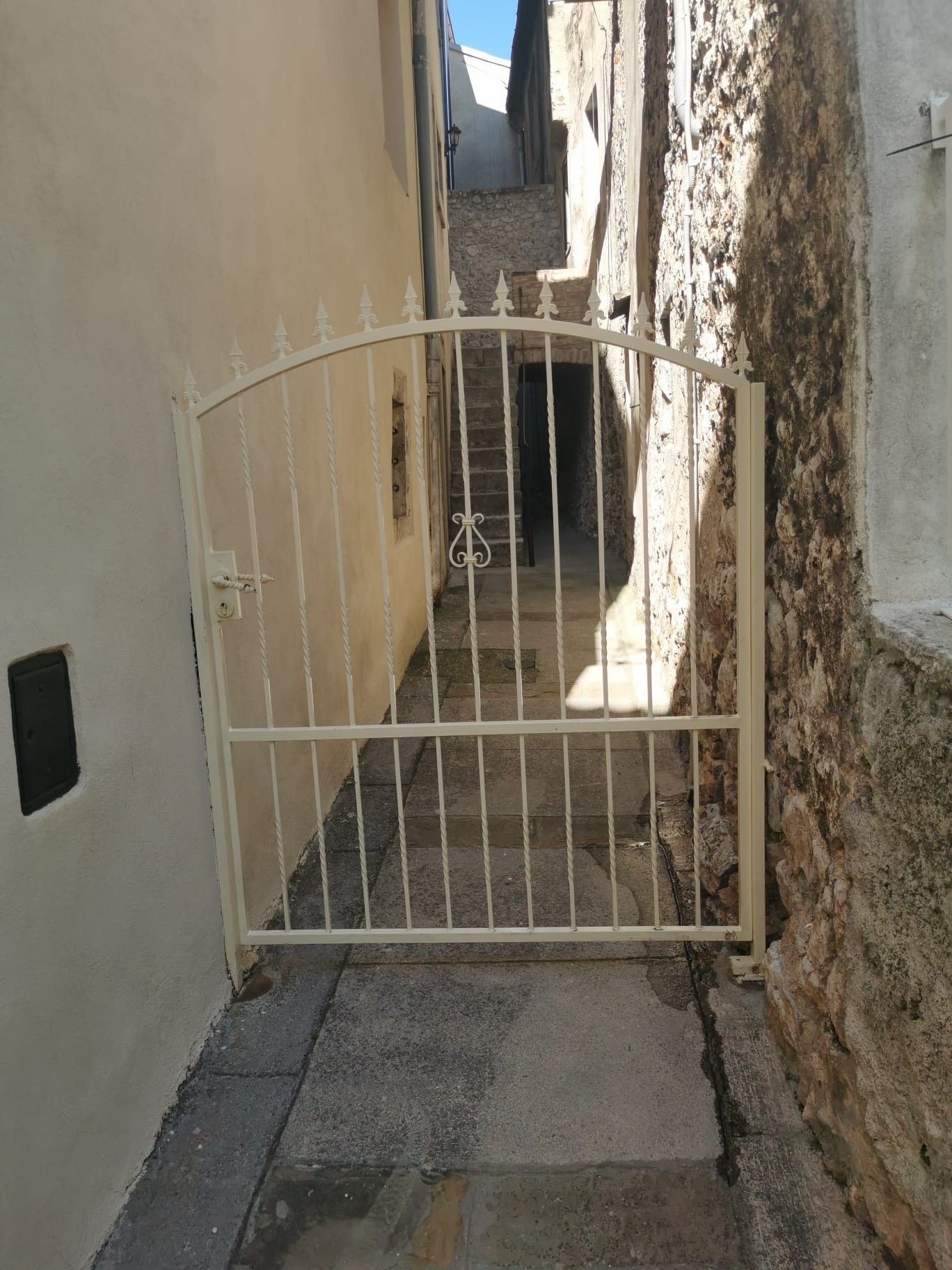 Štirisobna hiša Z balkonom Senj  K