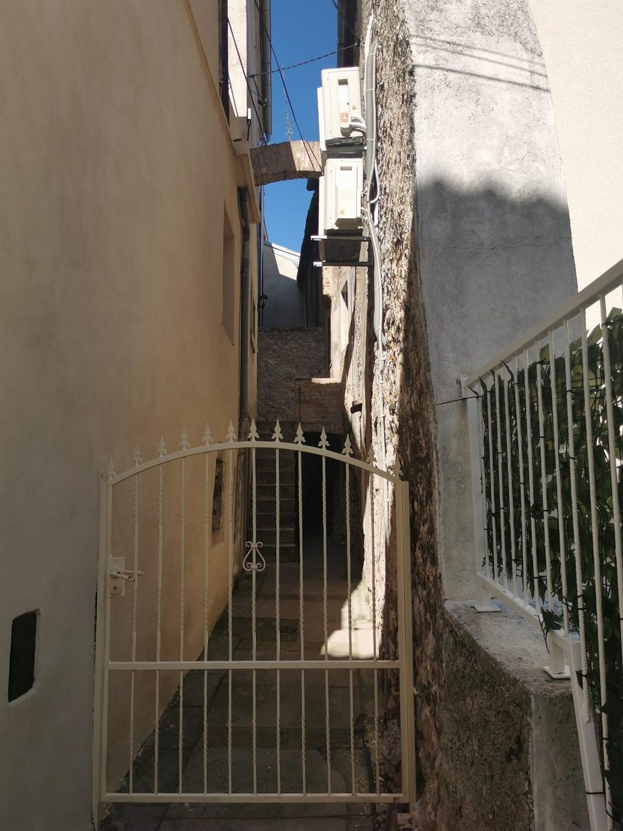 Štirisobna hiša Z balkonom Senj  K