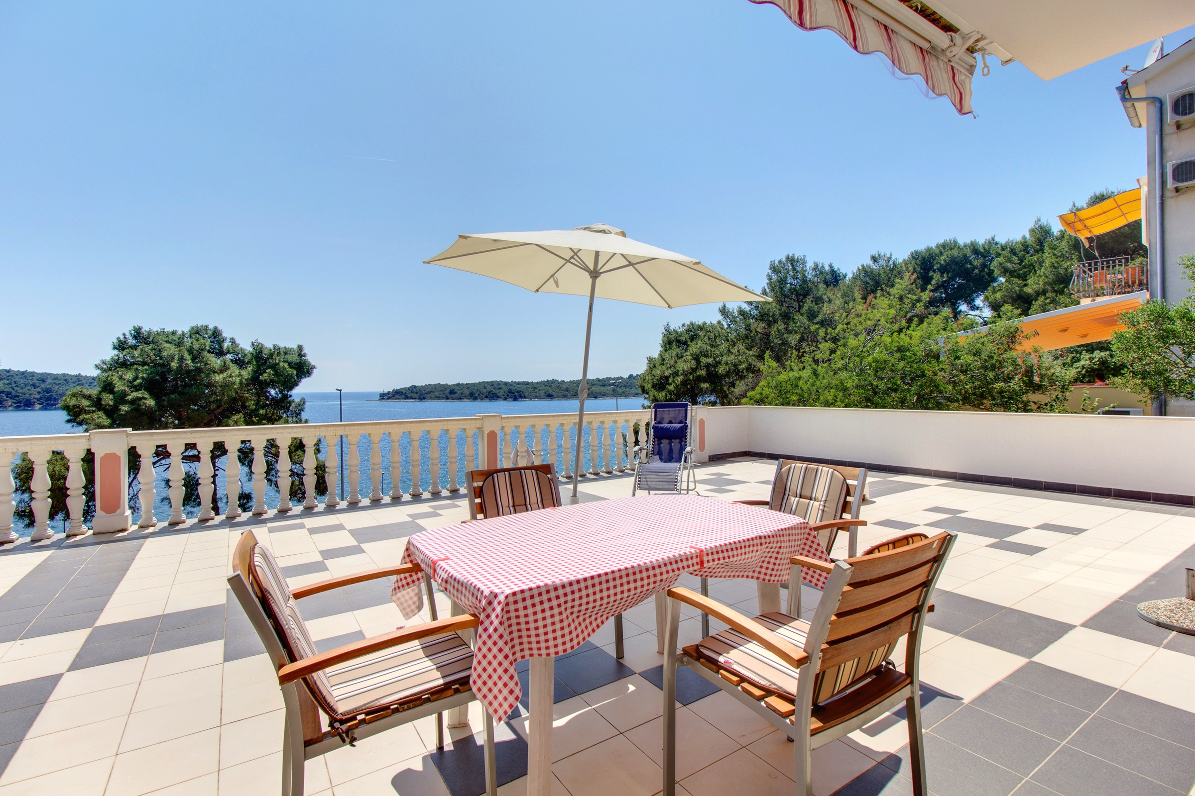 One bedroom apartment with terrace and sea view Mali Lošinj, Lošinj (A-2489-c)