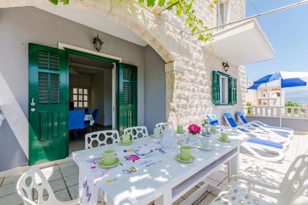 Three bedroom apartment with terrace and sea view Postira, Brač (A-24905-a) Three bedroom apartment with terrace and sea view Postira, Brač (A-24905-a)