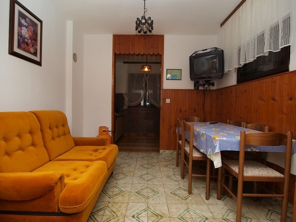 Three bedroom apartment with terrace Valbandon, Fažana (A-24921-a)