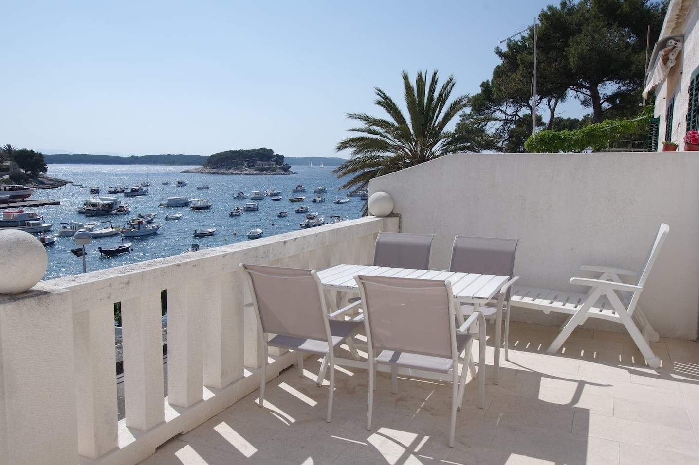 One bedroom apartment with terrace and sea view Hvar (A-24926-a)