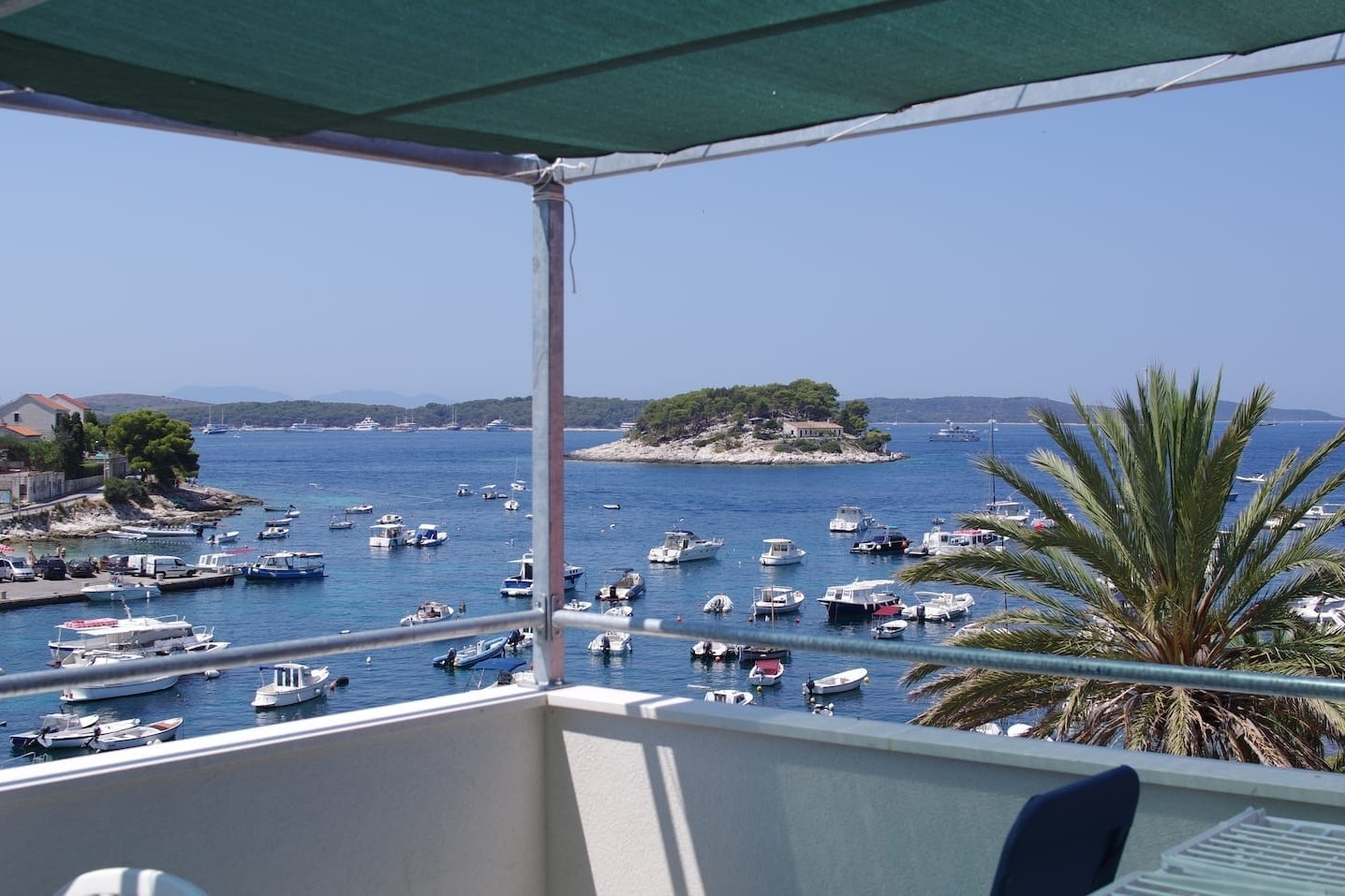 One bedroom apartment with terrace and sea view Hvar (A-24926-c)