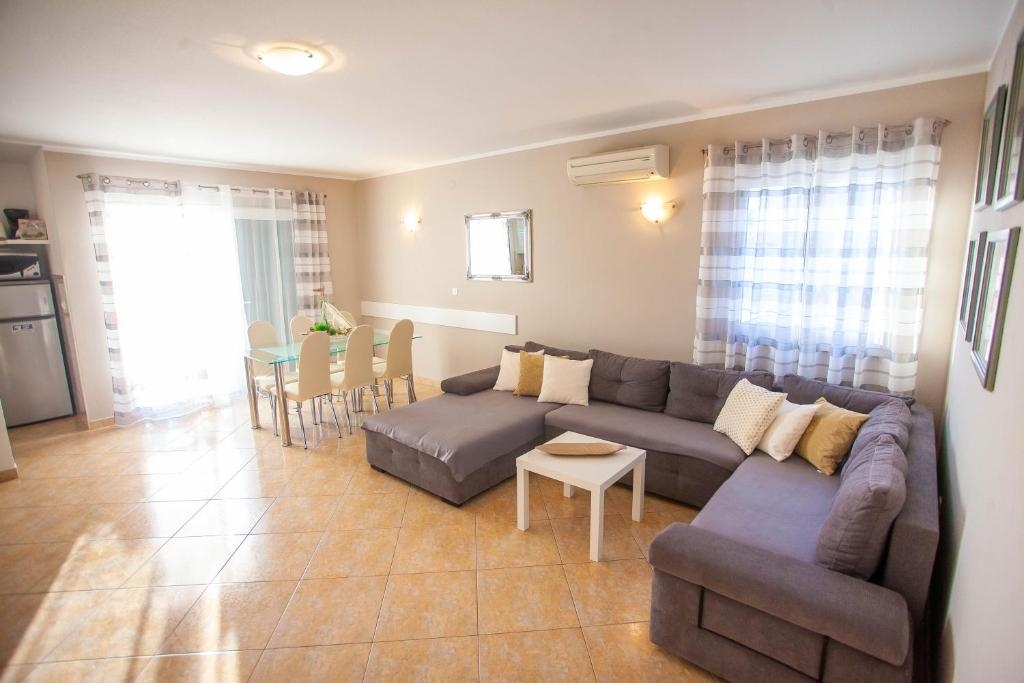 Three bedroom apartment with balcony and sea view Milna, Brač (A-24929-a)