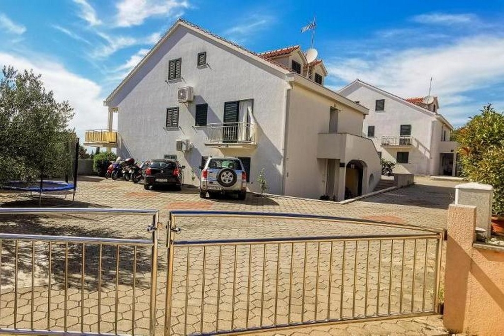 Three bedroom apartment with balcony and sea view Milna, Brač (A-24929-a) Three bedroom apartment with balcony and sea view Milna, Brač (A-24929-a)