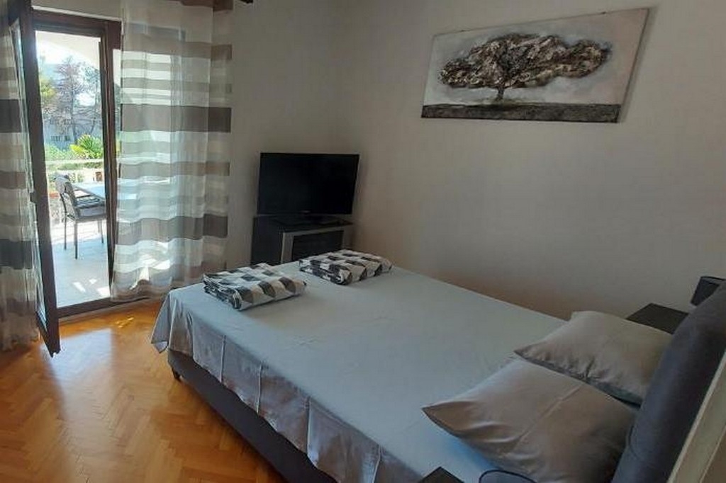 Two bedroom apartment with terrace Vodice (A-24938-a)