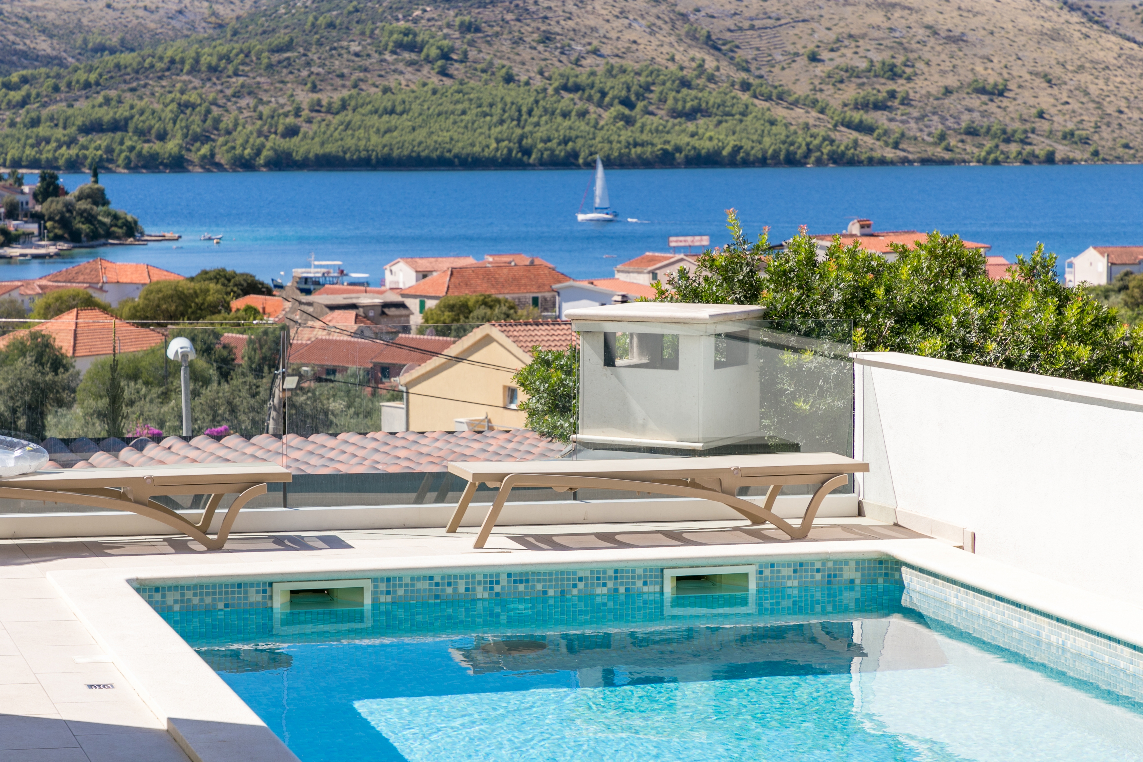 Two bedroom apartment with terrace and sea view Seget Vranjica, Trogir (A-24946-a) Two bedroom apartment with terrace and sea view Seget Vranjica, Trogir (A-24946-a)