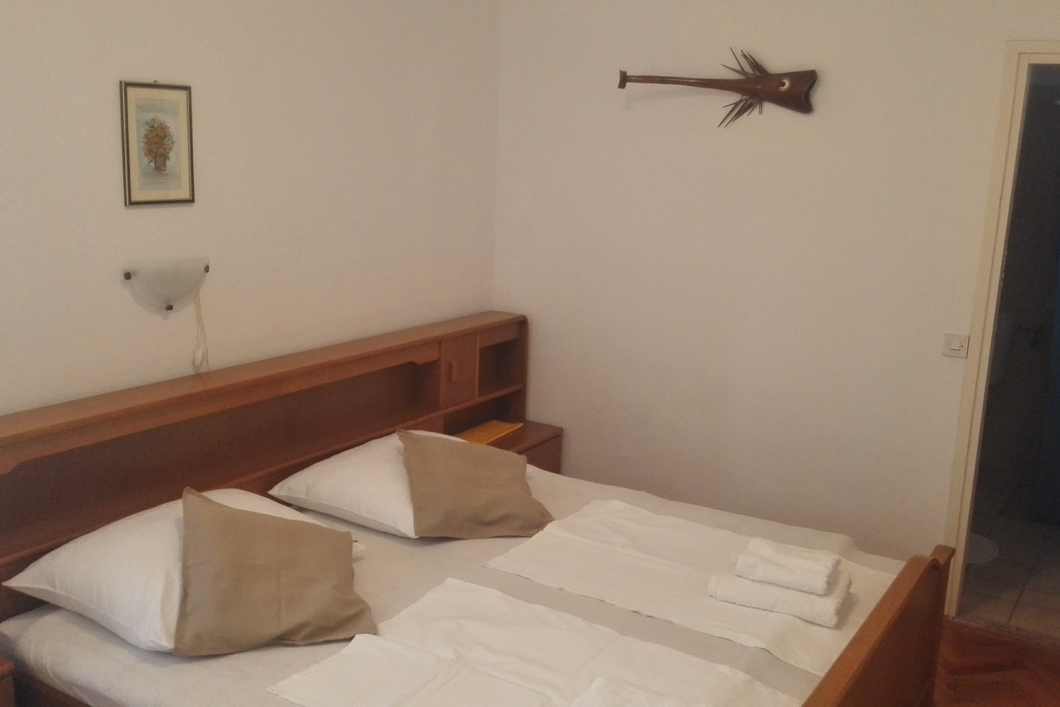 Room with balcony and sea view Banjol (Rab) (S-24964-b)