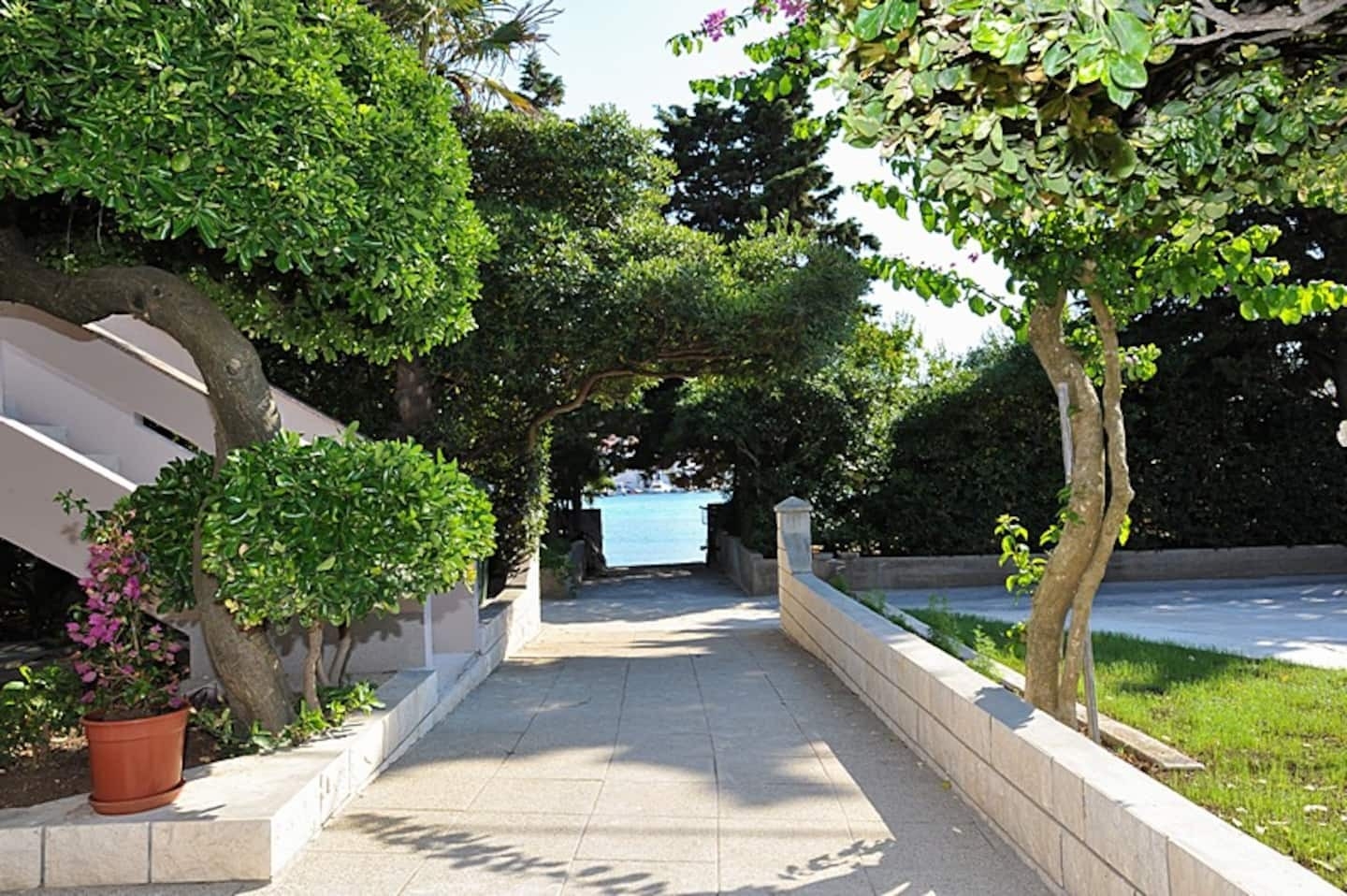 One bedroom apartment near beach Poljana, Ugljan (A-24970-a)