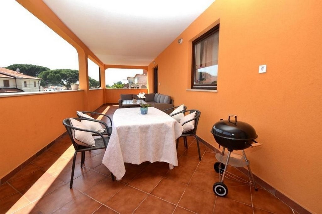 Three bedroom apartment with terrace Novigrad (A-24976-a)