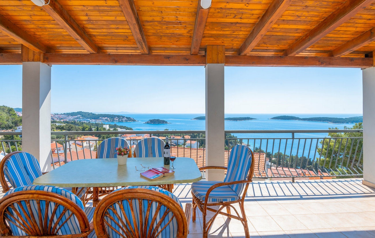 Three bedroom apartment with terrace and sea view Hvar (A-24988-a)