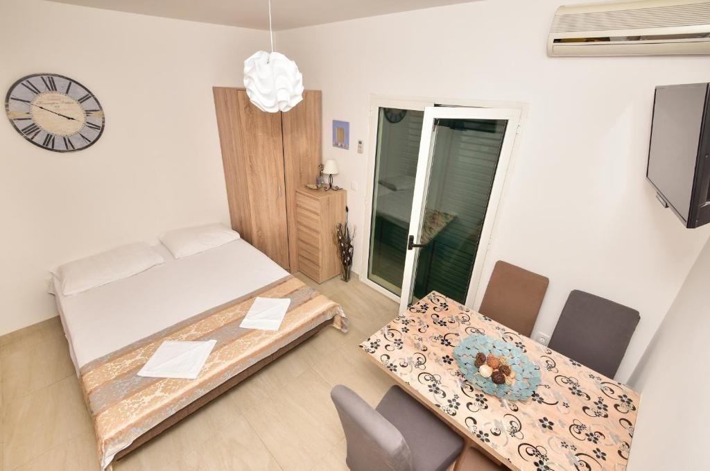 One bedroom apartment with terrace and sea view Makarska (A-24992-a) One bedroom apartment with terrace and sea view Makarska (A-24992-a)