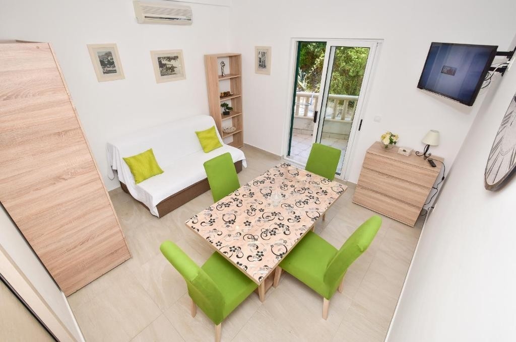 One bedroom apartment with balcony and sea view Makarska (A-24992-b)