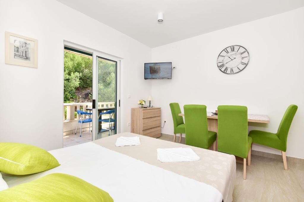 One bedroom apartment with balcony and sea view Makarska (A-24992-b)