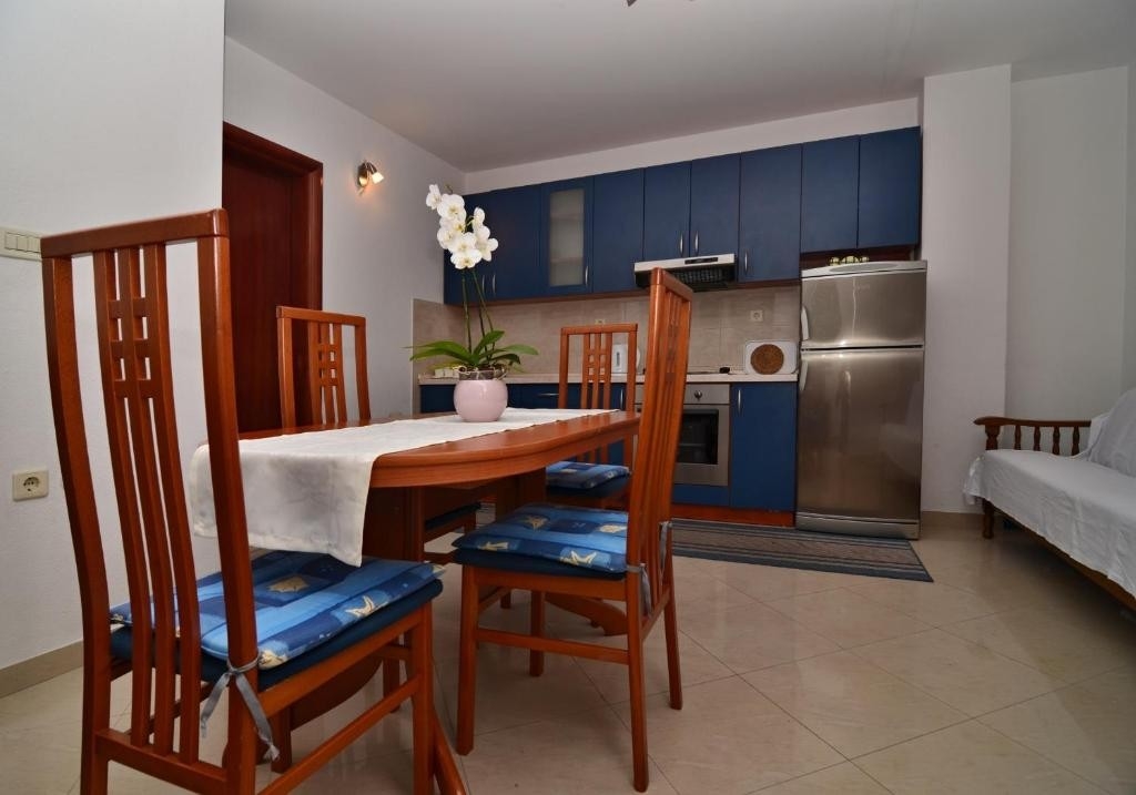 Two bedroom apartment with terrace Makarska (A-24992-d)