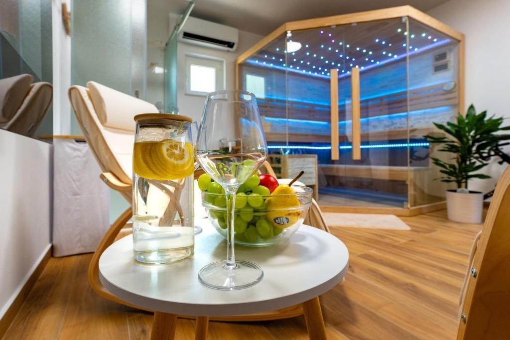 Two bedroom apartment with balcony Palit (Rab) (A-24995-a)