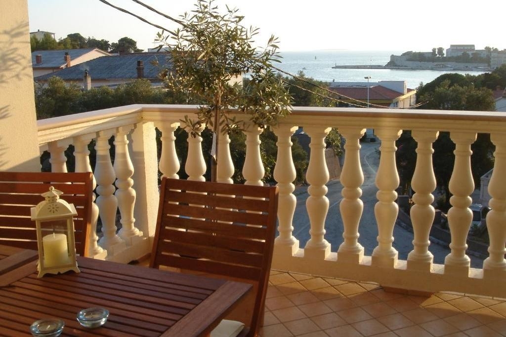 Appartement dune chambre avec la terrasse et la vue sur le mer Banjol, Rab (A-25000-a)