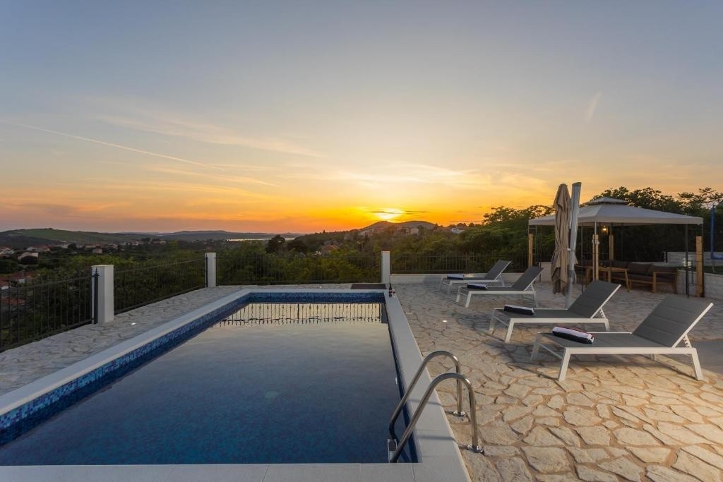 Three bedroom house with terrace Vrpolje, Šibenik (K-25004)