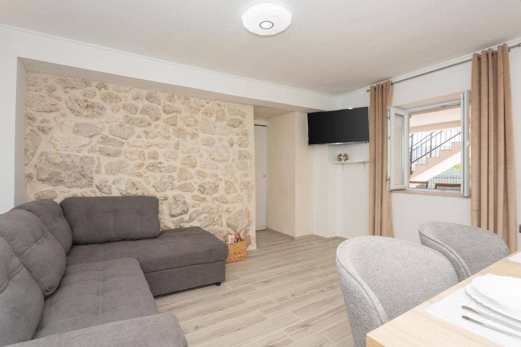 Three bedroom house with terrace Vrpolje, Šibenik (K-25004)