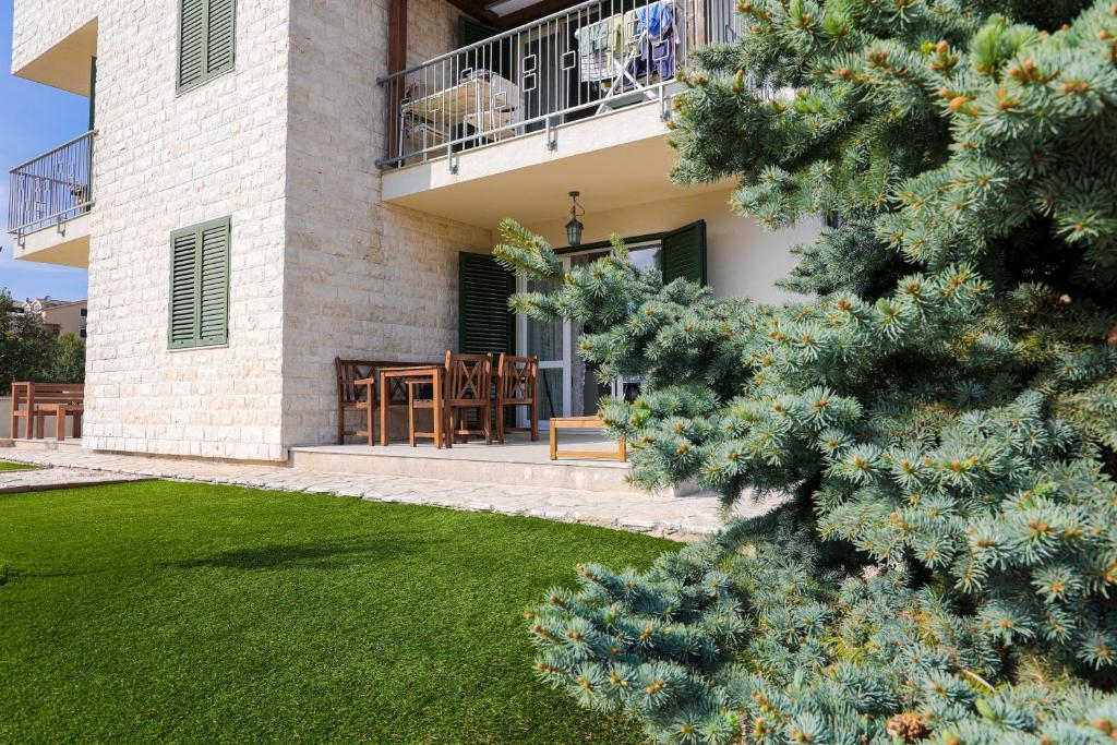 Two bedroom apartment with terrace Brodarica, Šibenik (A-25027-a)