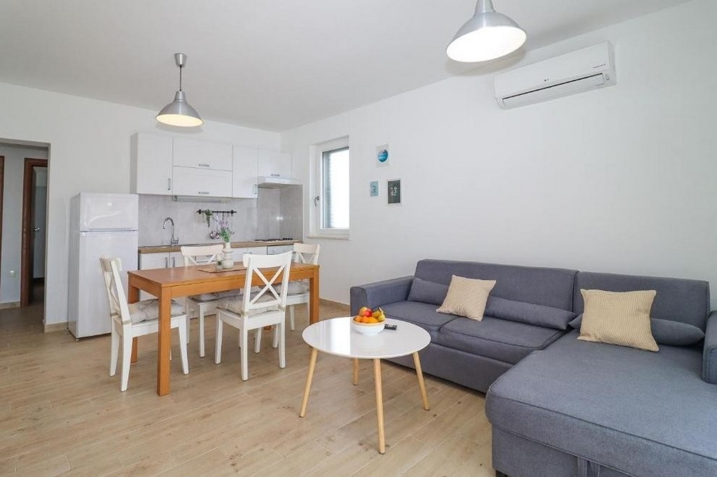 Two bedroom apartment with balcony and sea view Brodarica, Šibenik (A-25027-c)