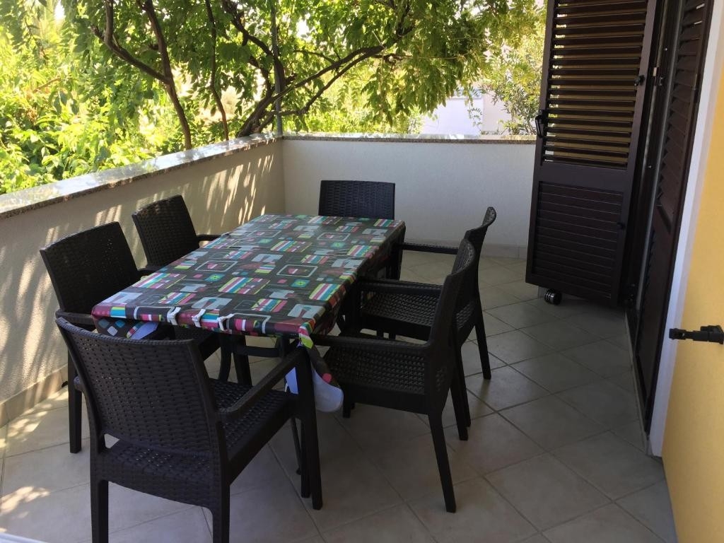 Two bedroom apartment with terrace Mali Lošinj (A-25040-b)