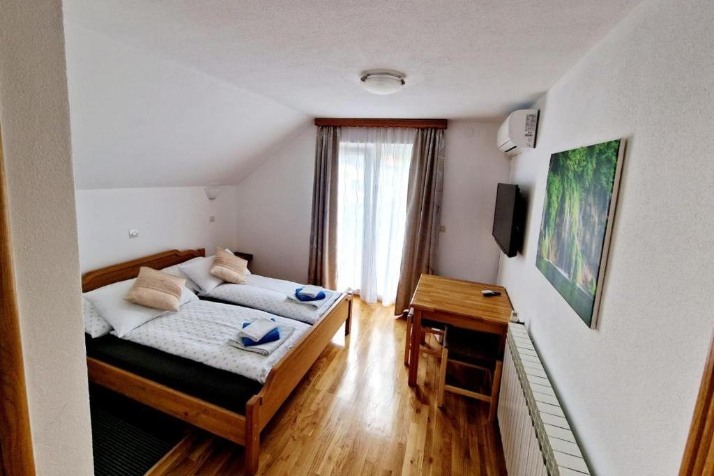 Room with balcony Jezerce (Plitvice) (S-25059-a)