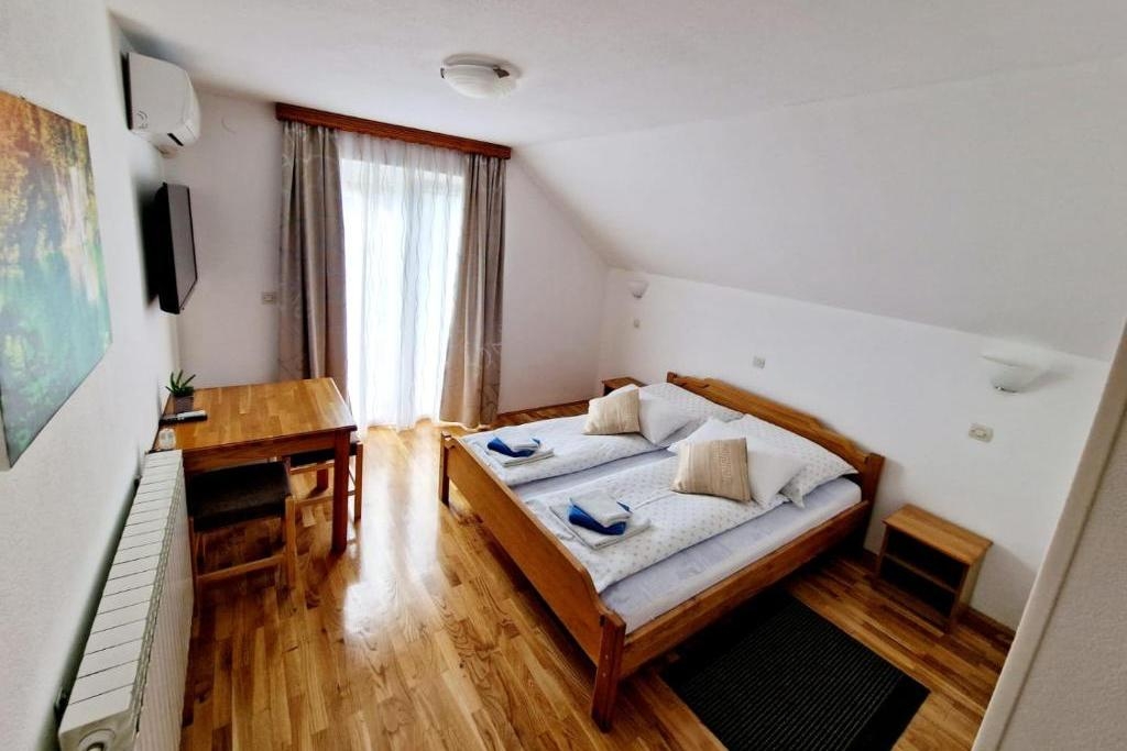 Room with balcony Jezerce (Plitvice) (S-25059-b)