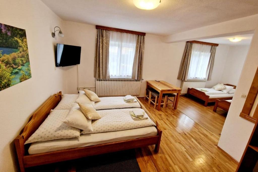 Room with air-conditioning Jezerce, Plitvice (S-25059-e) Room with air-conditioning Jezerce, Plitvice (S-25059-e)