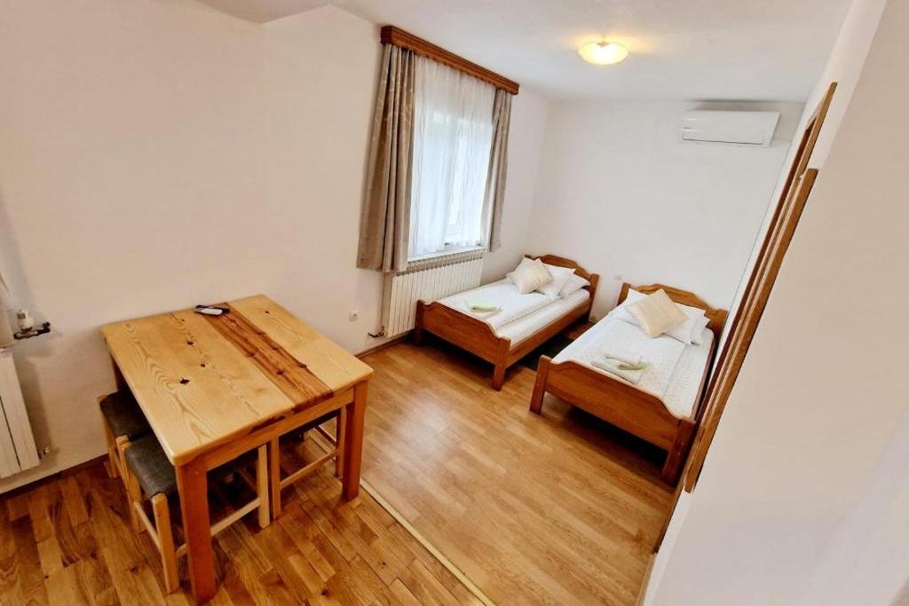 Room with air-conditioning Jezerce (Plitvice) (S-25059-e)