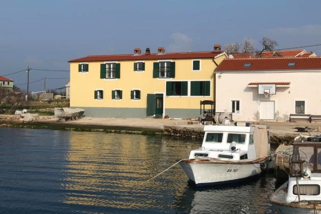 Two bedroom apartment near beach Rava, Dugi otok (A-25066-a)