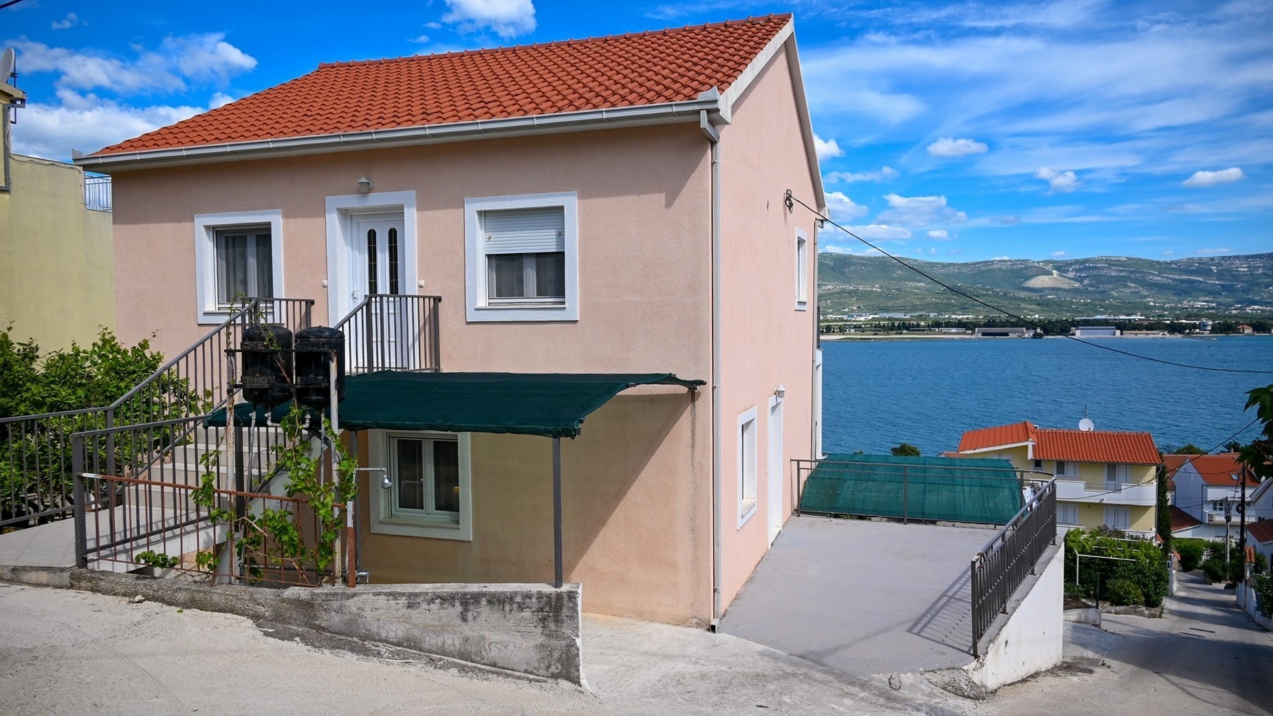 Comfortable and spacious house with terrace and sea view Mastrinka, Čiovo (K-25069)