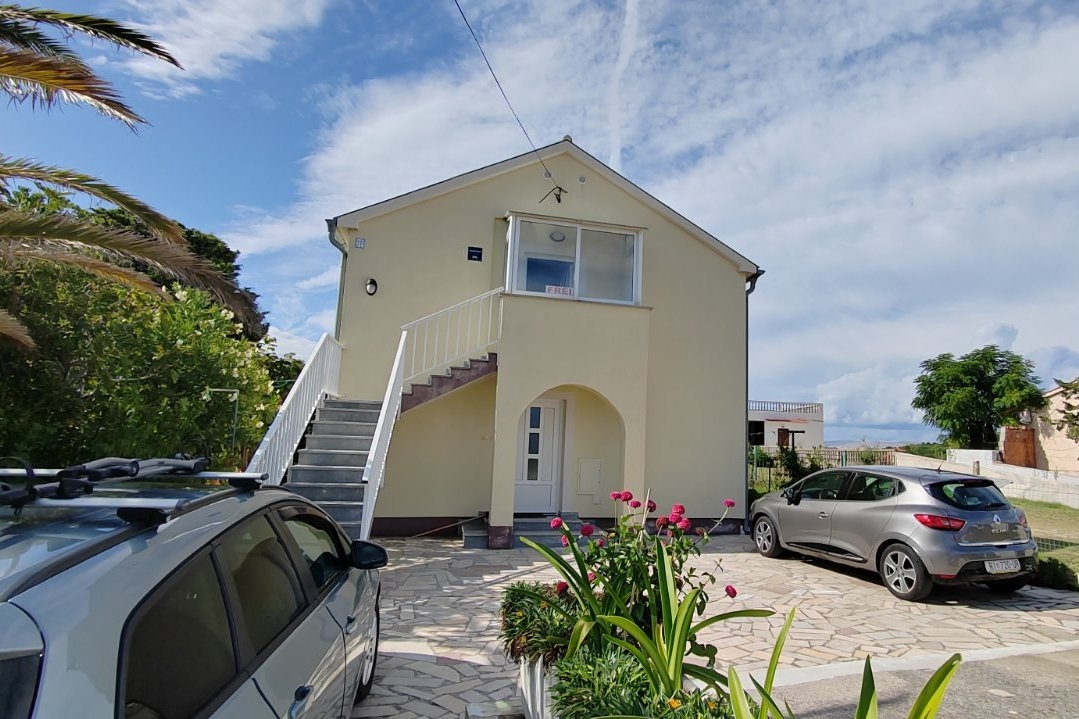 Two bedroom apartment with terrace and sea view Lopar, Rab (A-25086-a)