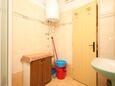 Cres, Koupelna 1 v ubytování typu apartment, domácí mazlíčci povoleni a WiFi.