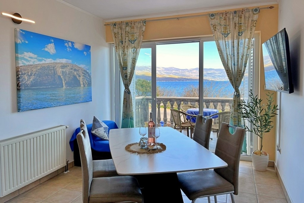 Two bedroom apartment near beach Šilo, Krk (A-25118-c) Two bedroom apartment near beach Šilo, Krk (A-25118-c)