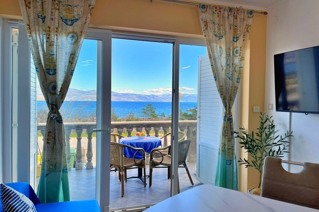 Two bedroom apartment near beach Šilo, Krk (A-25118-c) Two bedroom apartment near beach Šilo, Krk (A-25118-c)