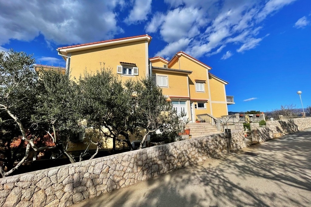 Two bedroom apartment near beach Šilo, Krk (A-25118-c)